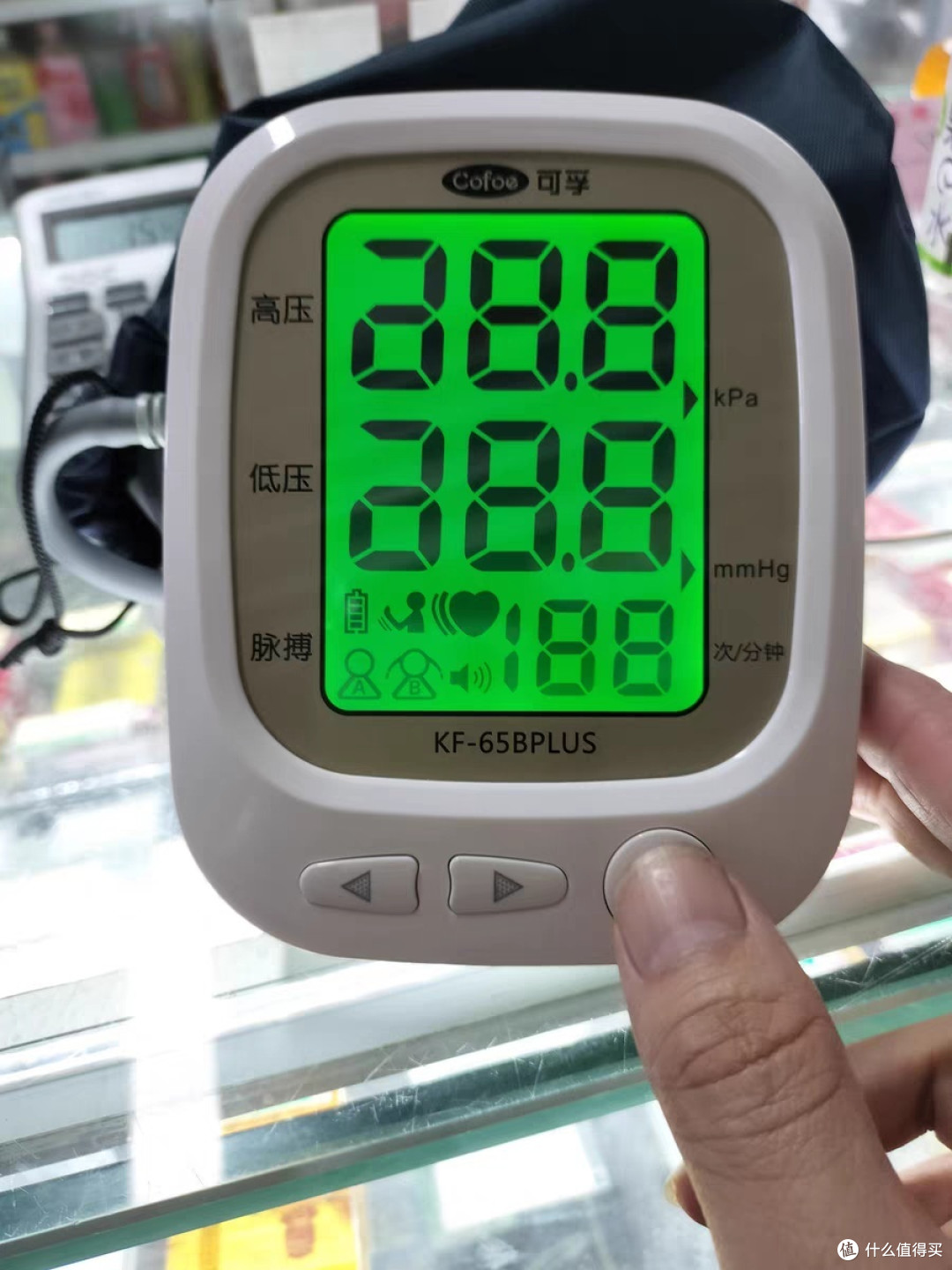 家用检测仪器,集血压、血糖、尿酸三种测试功能于一体,具有高精准度和医用级别的性能。
