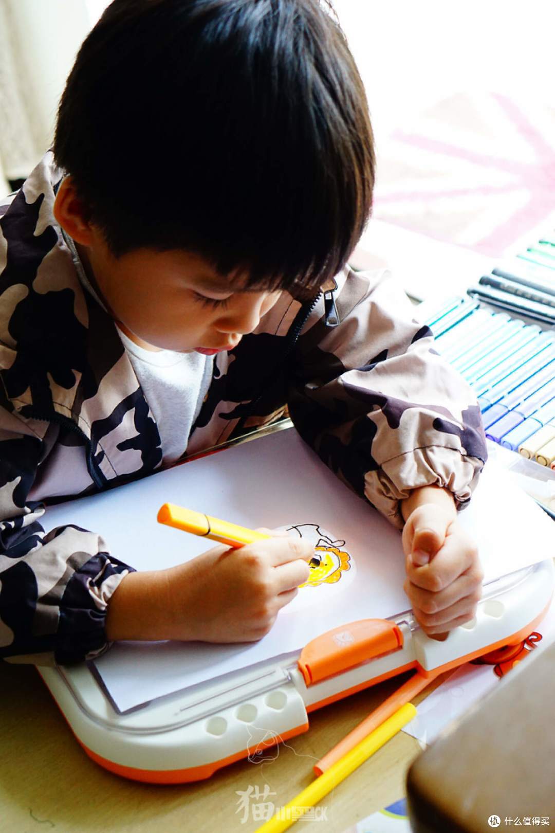 摆脱电子游戏,投影画板让孩子爱上绘画
