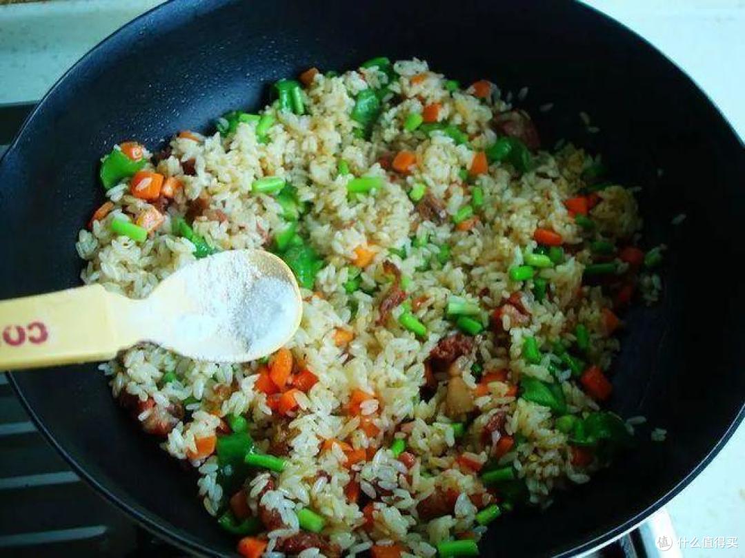 为什么每次做蛋炒饭都粘粘糊糊的,盐怎么放?