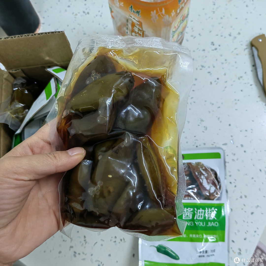 食堂的饭快吃腻了给自己买了点辣椒下饭吃