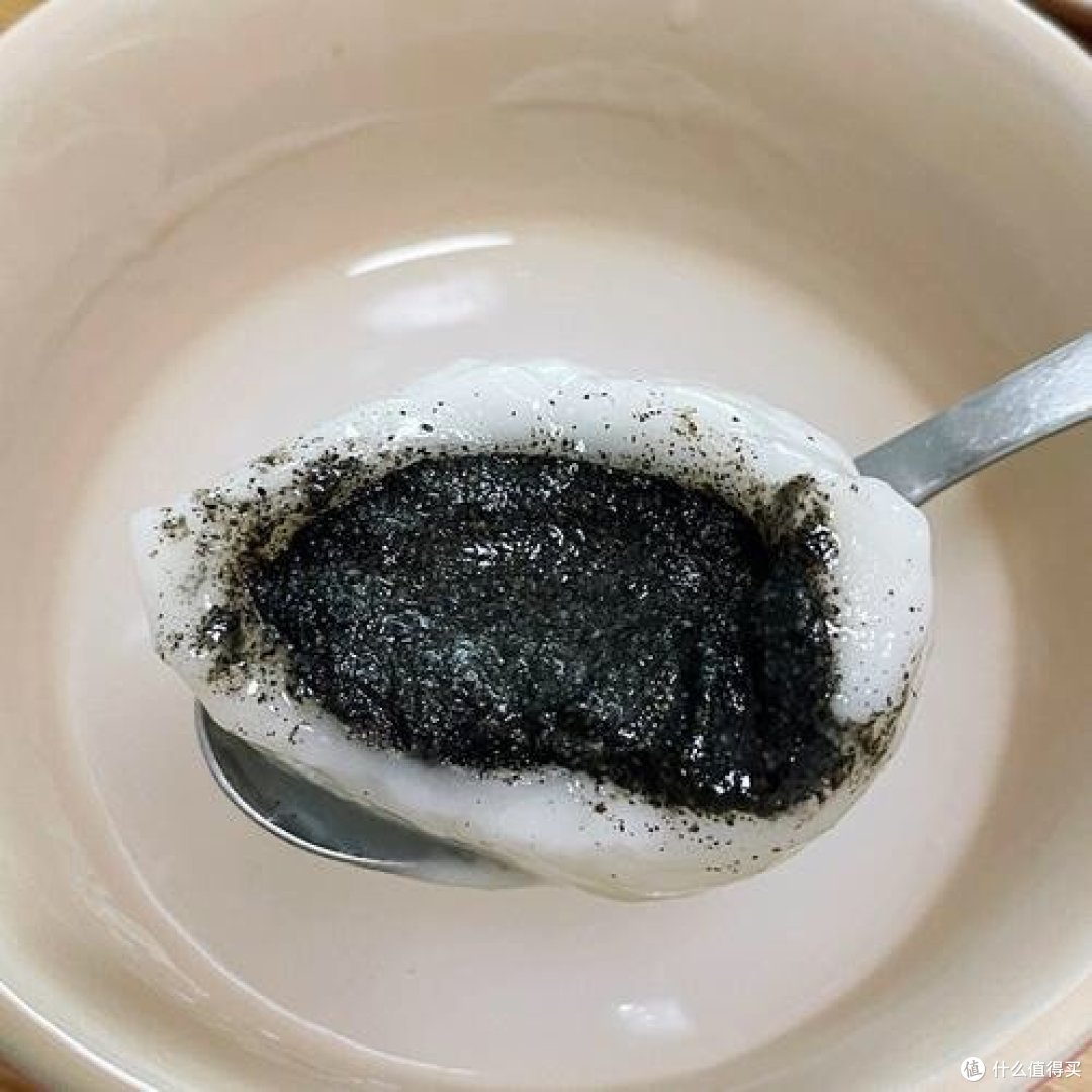 「黑芝麻汤圆,软糯香甜,新年必备美食!」
