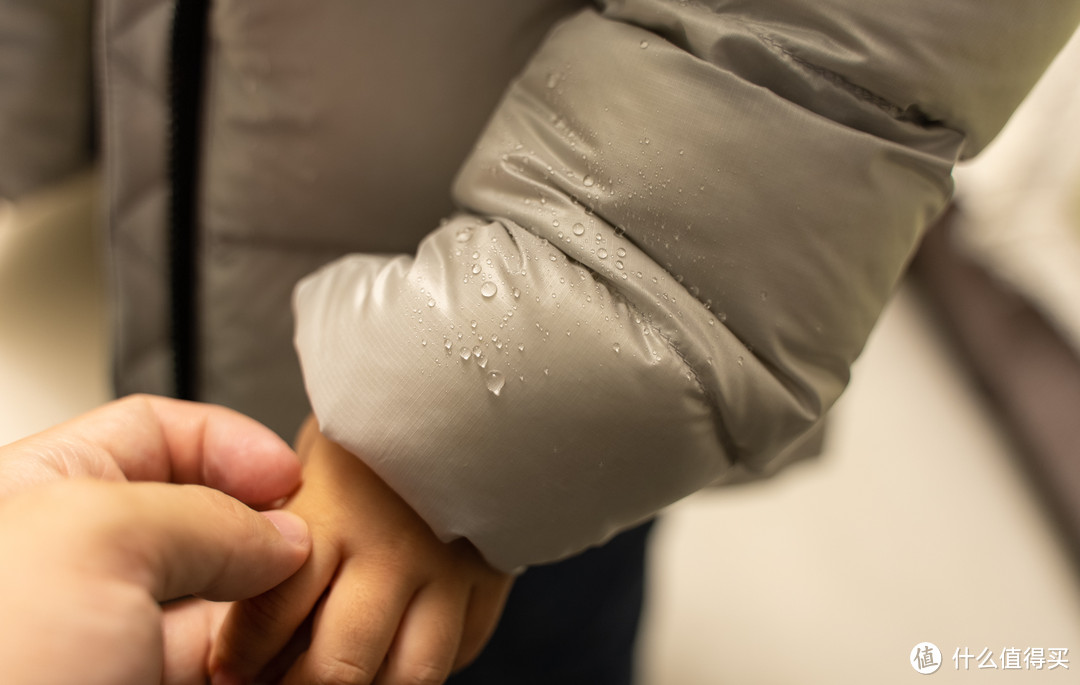 时尚漂亮又保温防雨,易穿易收纳宝宝最爱的天石鹅铠甲羽绒服