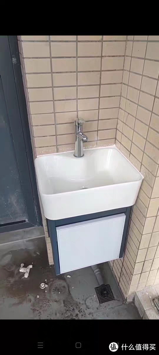 加厚铝合金浴室柜：小户型卫生间的精致选择