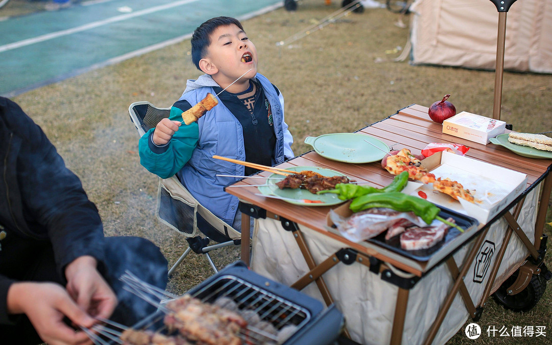 烧烤革命：奔驰聚趴炉带来的炭电气三合一设计，解锁您的烧烤自由，享受无与伦比的美味探索之旅