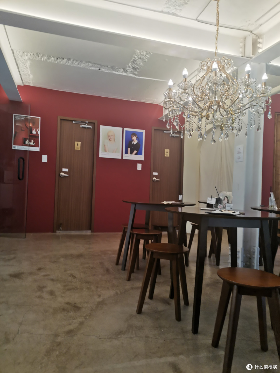 很出名的连锁证件照店 这家是弘大的 姐妹拍了对成品非常满意😊