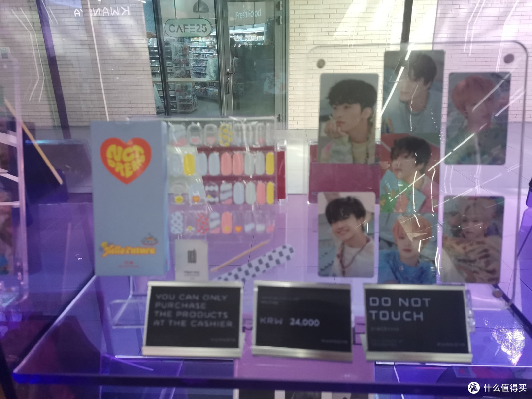 专辑主题的穿戴甲 但是要24000韩币 我放弃了了（然而第二天去逛olive young还是买了不止一盒穿戴甲