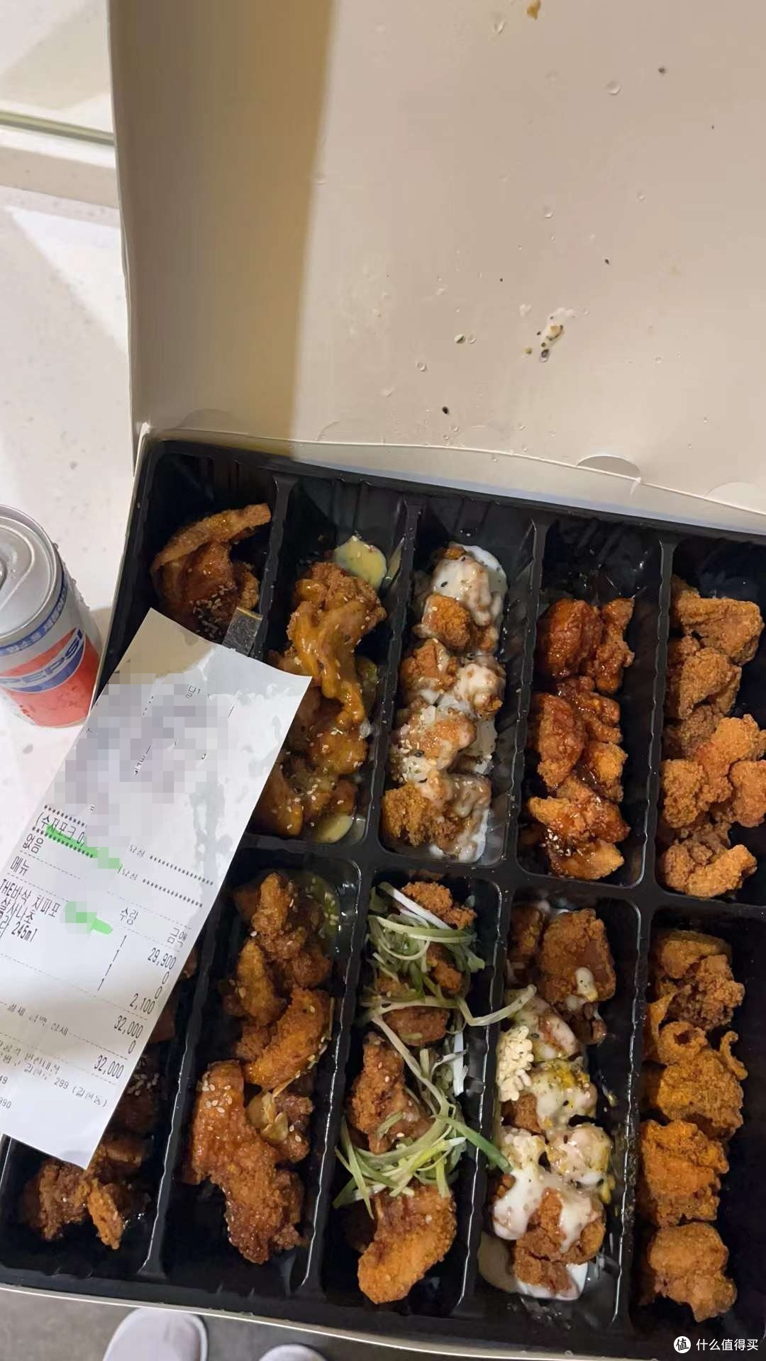 📢里面有非常辣的口味 姐妹很能吃辣都觉得受不了 带的酸萝卜很好吃 炸鸡分量超级大 建议当正餐吃 夜宵根本吃不完 每种试一下都会撑死