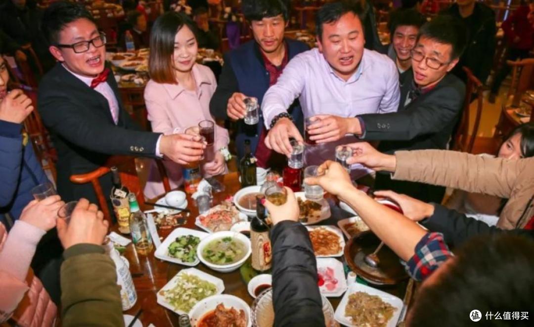 正式酒席,有人“左手拿杯”向你敬酒另有含义?不懂容易吃亏上当