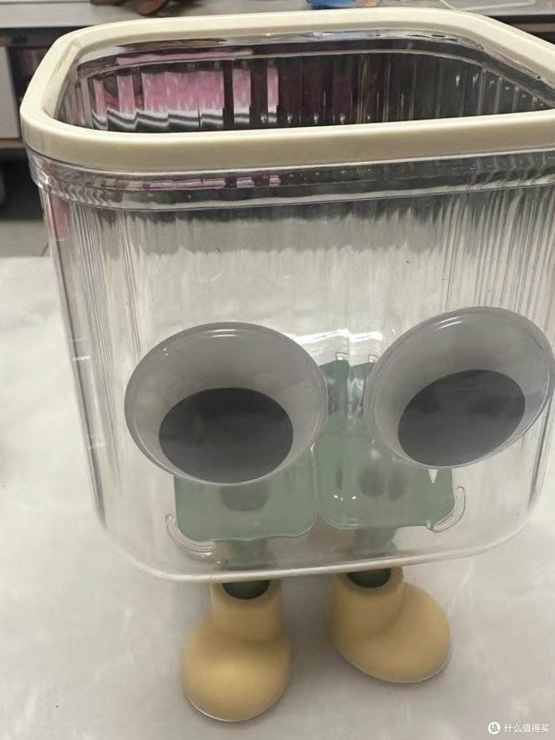 桌面垃圾桶是一种常见的家居用品