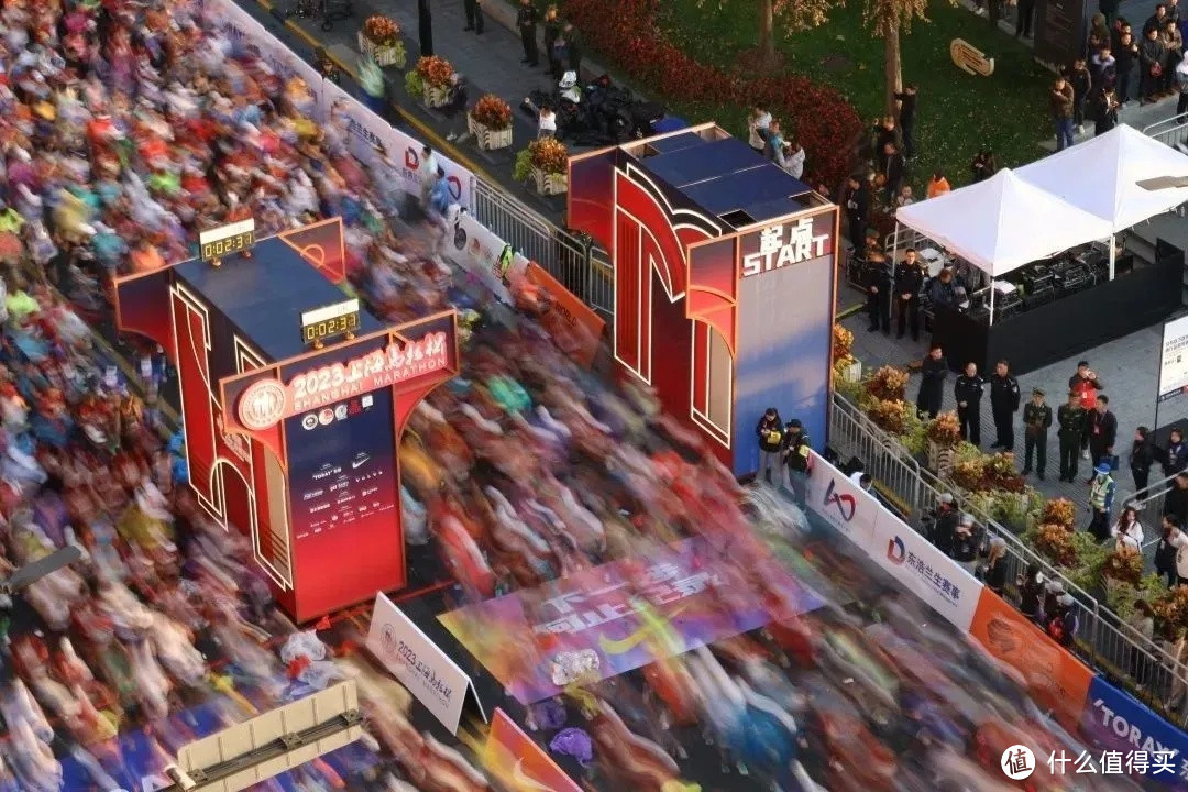 刷新赛道记录与境内记录的2023年上海国际马拉松