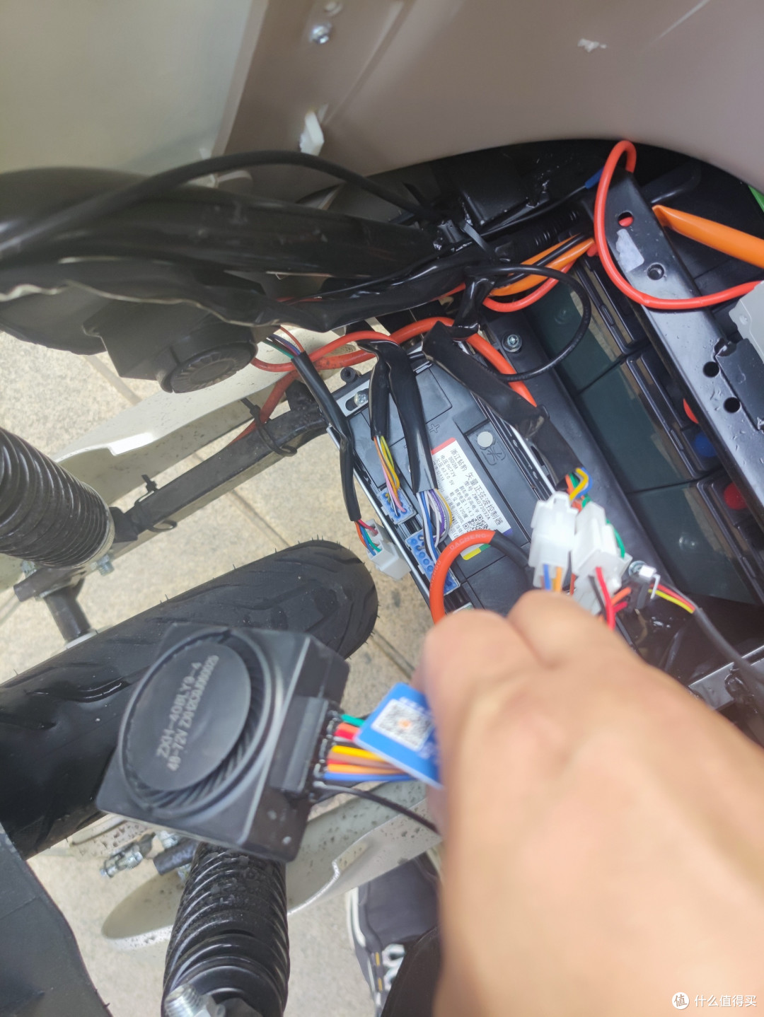 手上拿的是新买的报警器,车子上的是原装的.