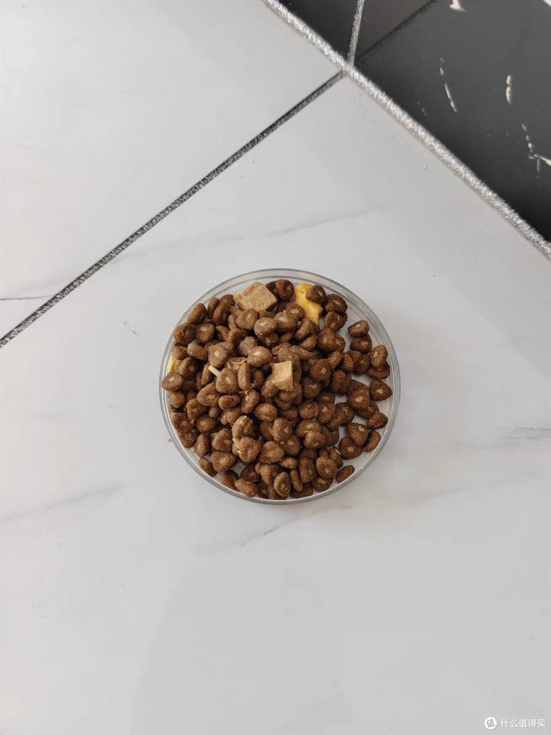 “疯狂小狗”是一个备受宠物主人信赖的品牌，其产品线丰富，品质有保证。