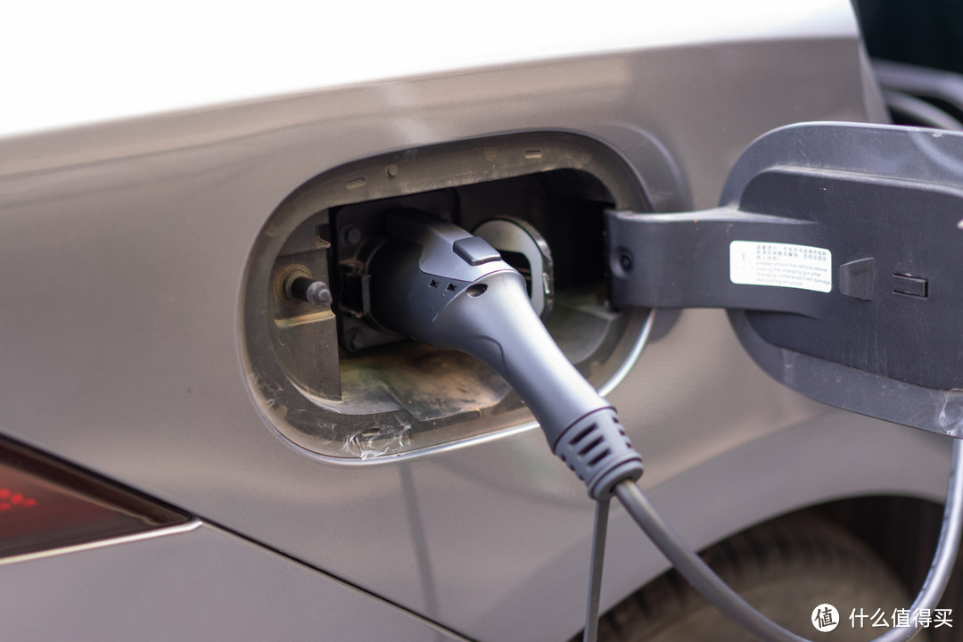 有插座就能给车充电，智能温控更放心：绿联3.5KW随车充使用体验