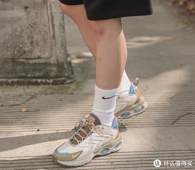 Nike Air Max TW SE男子运动鞋：90年代的复古风范与现代科技的完美结合