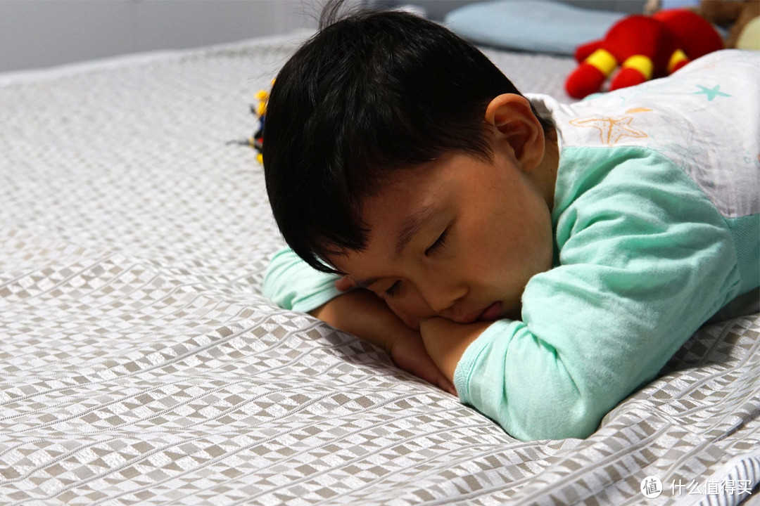 一张床两个温度，NAIMOLI电热毯解决了孩子冬天踢被子的大难题