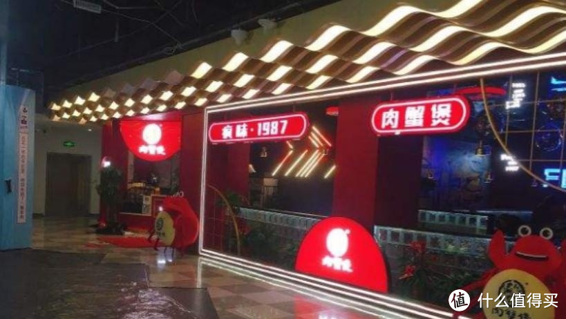 武汉最大室内美食街，包揽全球特色美食，半夜12点依旧人气爆棚