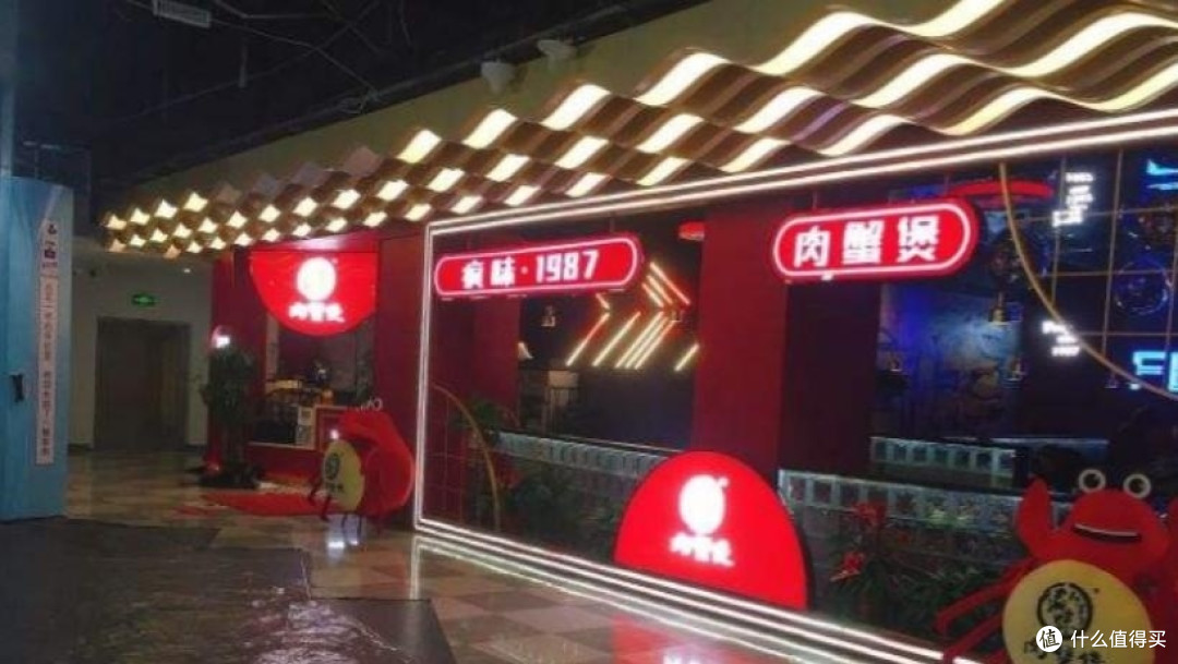 武汉最大室内美食街,包揽全球特色美食,半夜12点依旧人气爆棚