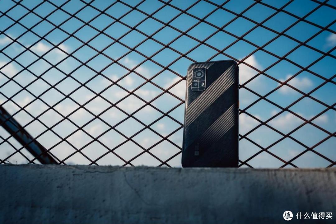 《涉过愤怒的海》上映,片中频出的AGM三防手机,关键角色一般存在