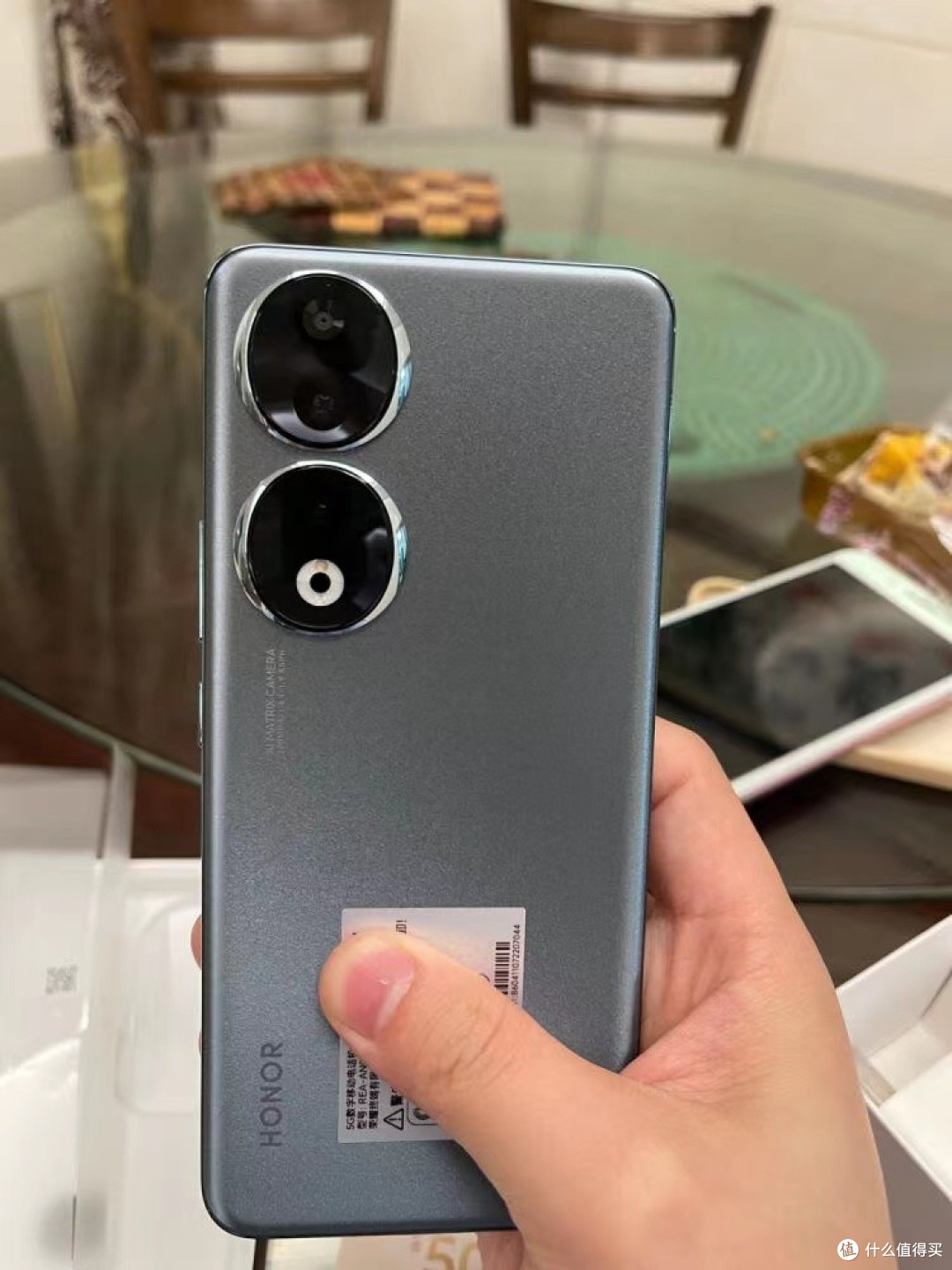 荣耀:2亿像素+2840Hz调光+5000mAh,12GB+256GB版跌至1999元