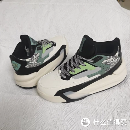 鸿星尔克“电池熊猫”系列高帮板鞋,秋冬季的不错选择!