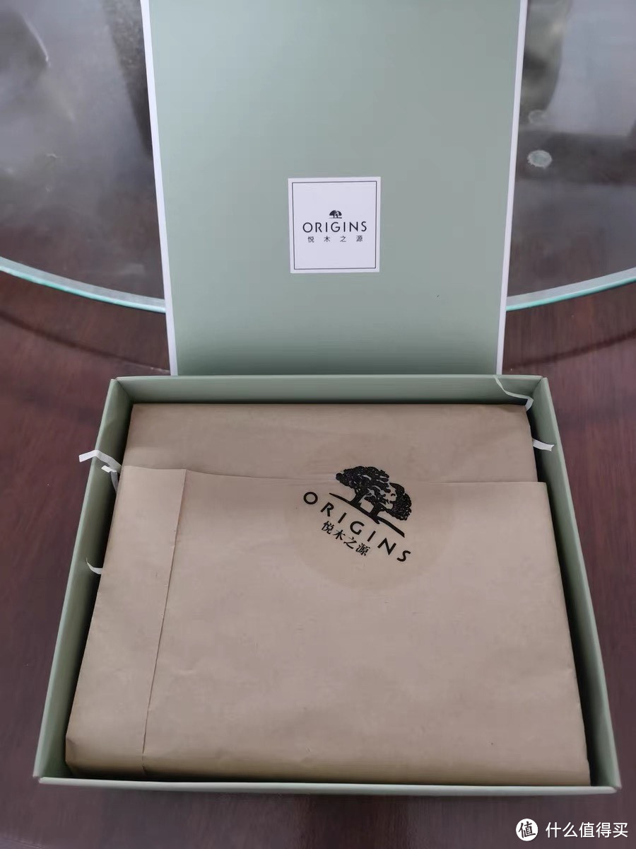 悦木之源护手霜是一款细腻的质地和独特的保湿配方能够为双手提供全面的保护和滋养。