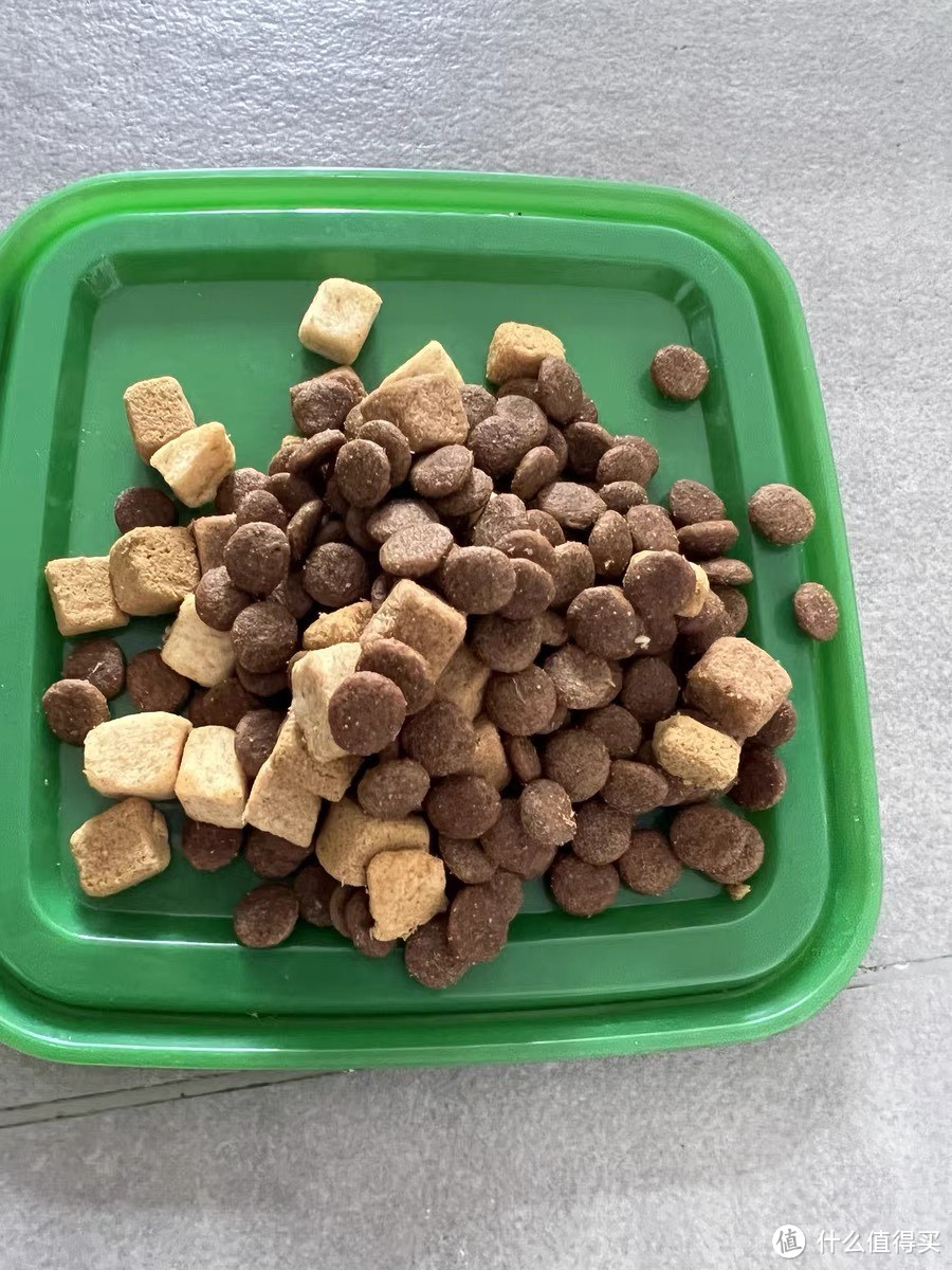卫仕五拼冻干狗粮是一款高品质、营养均衡的全阶段犬粮，适合幼犬和成犬食用。
