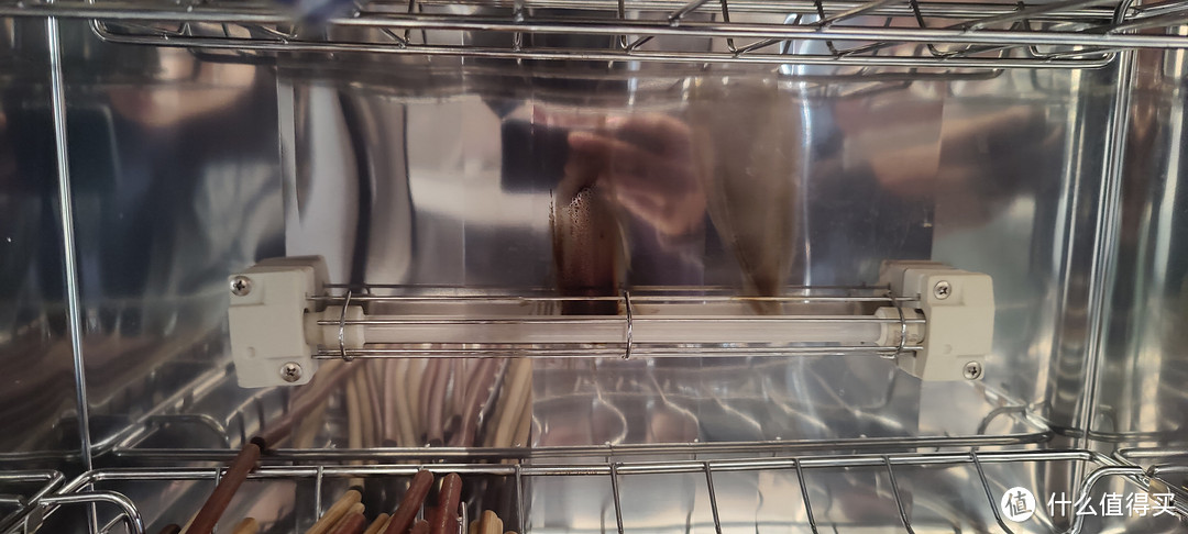 我家消毒柜上层温度了也真的猛，筷子碰到红外热管了筷子烧成碳了