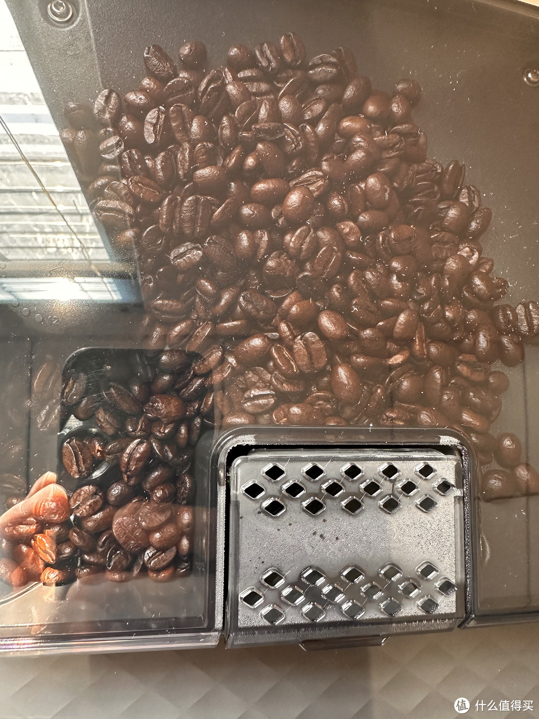 装咖啡豆的盖子没啥卡扣，就这样盖在上面的。我不懂会不会让咖啡豆氧化影响风味啥的。尽量少放点吧。中间的洞洞那个小的是放咖啡粉的。