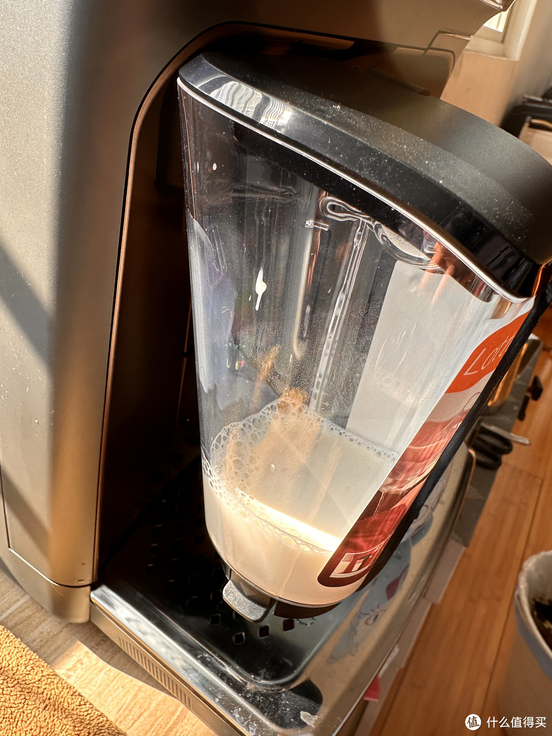 奶罐是直接卡在左边出水水龙头上面的，安装比较简单。