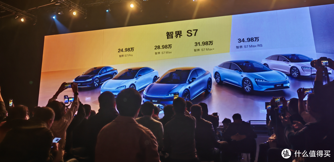 华为的轿车，智界S7售24.98万元，买车不建议选低配