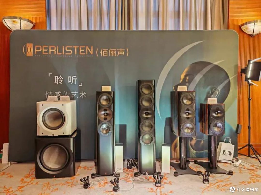 Perlisten s4bse、s5mse、r7t、s5tse、d12s和s15s超低音（从右至左）