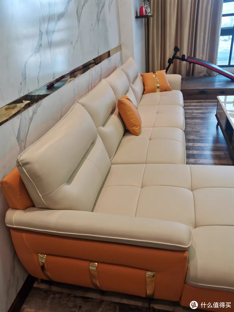这款沙发的设计理念源于北欧的极简主义，线条简洁流畅，色彩低调内敛