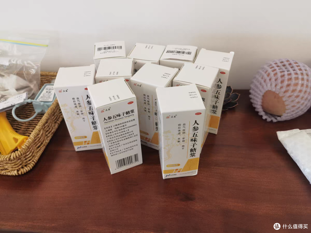 众生人参五味子糖浆是一款采用天然草药制成的保健品,主要成分为人参、五味子等。
