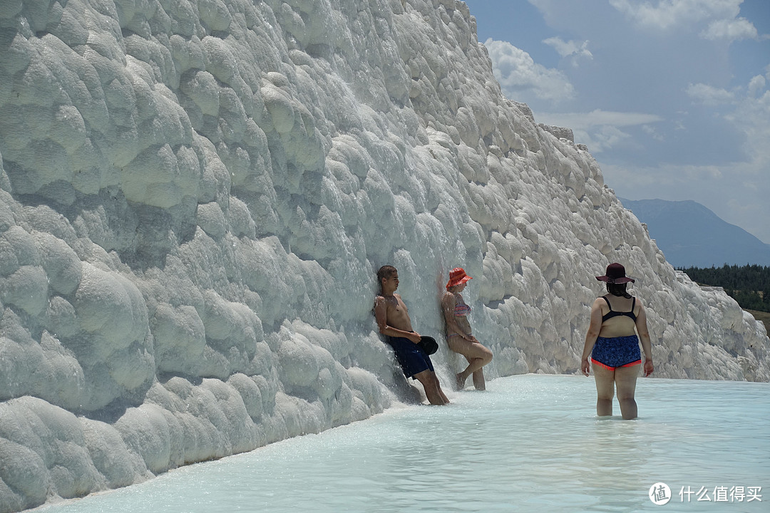 看起来白花花的，软软的，但其实手感硬梆梆。很多游客会换成泳装，体验温泉水。