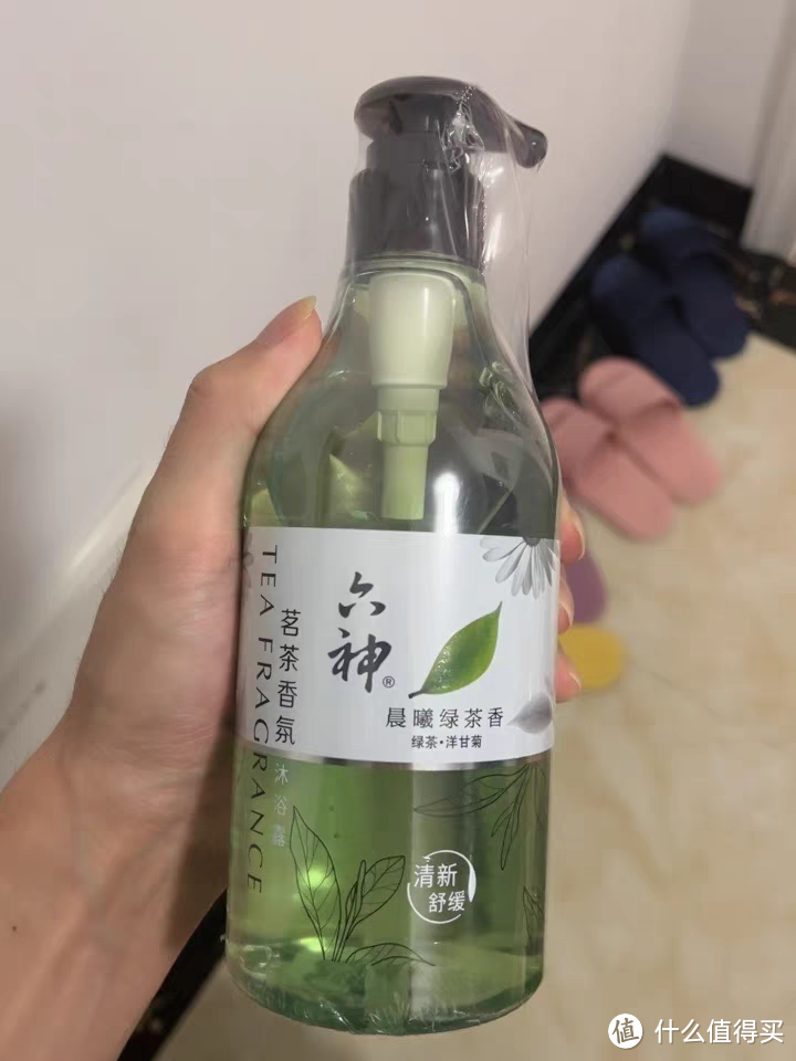 款沐浴露的包装非常精美，瓶身采用了深绿色的设计