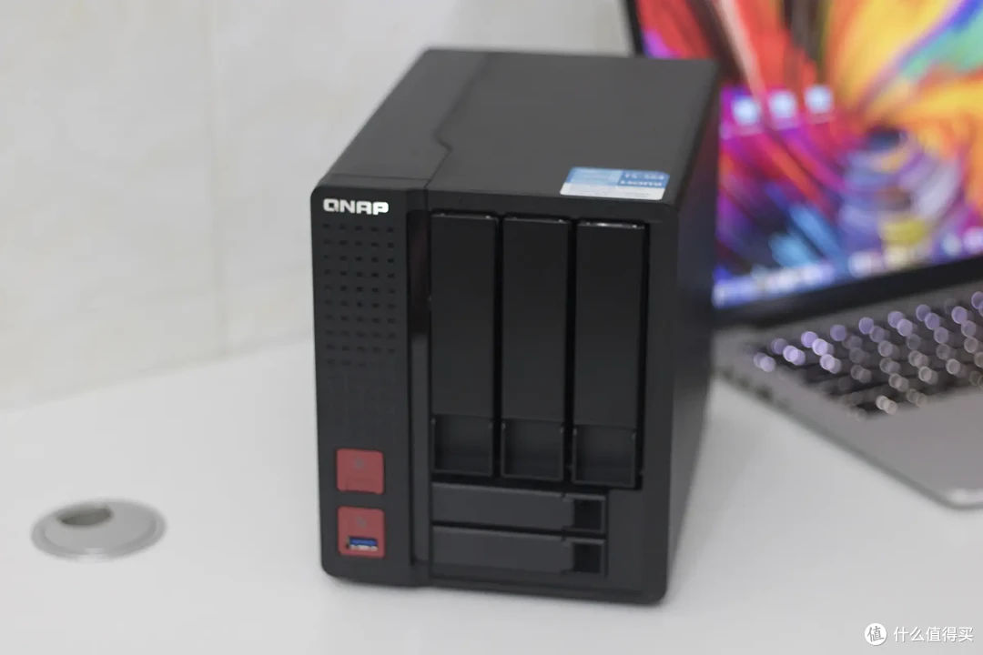 威联通NAS打造家用All in One,实现NAS+软路由OpenWRT+虚拟机+影音服务器,一机多用/威联通TS-564开箱