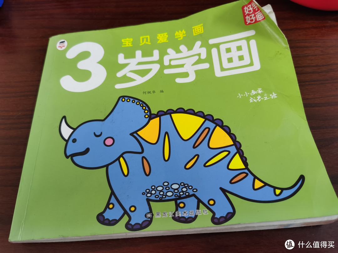 小孩子从小就要带他学画画，认识更多的颜色