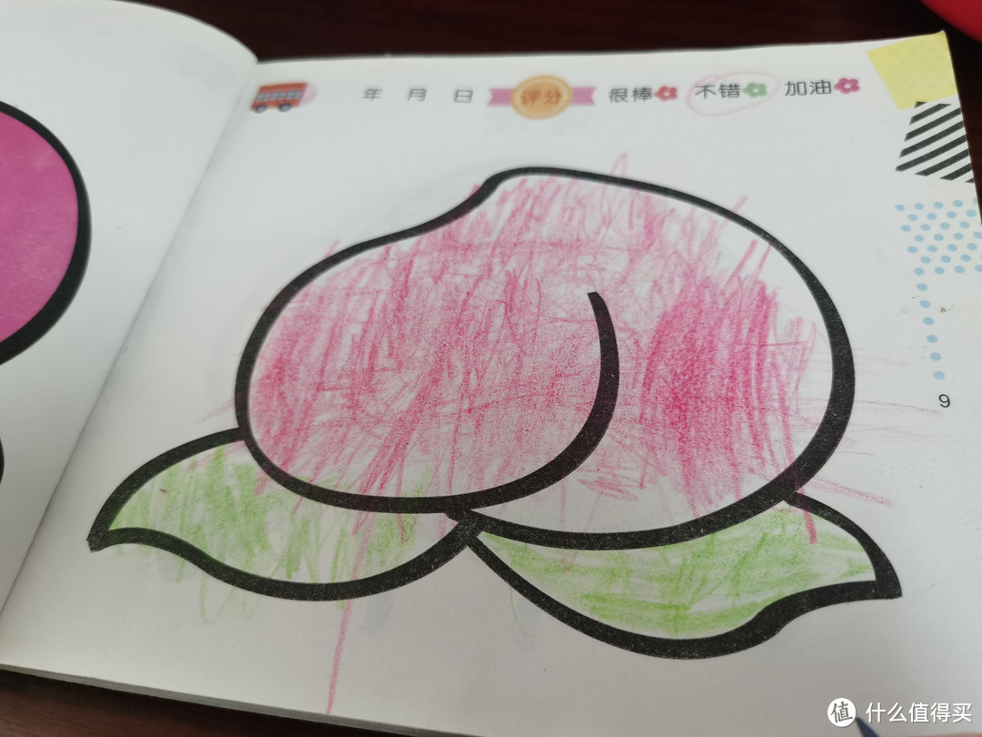 小孩子从小就要带他学画画，认识更多的颜色