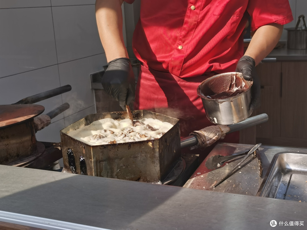 舌尖上的中国美食——刚出炉的梅花糕，口感鲜美！