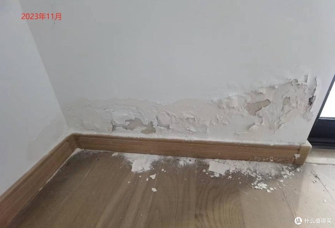 查漏日报:阳台水平渗漏到室内导致墙脚掉皮