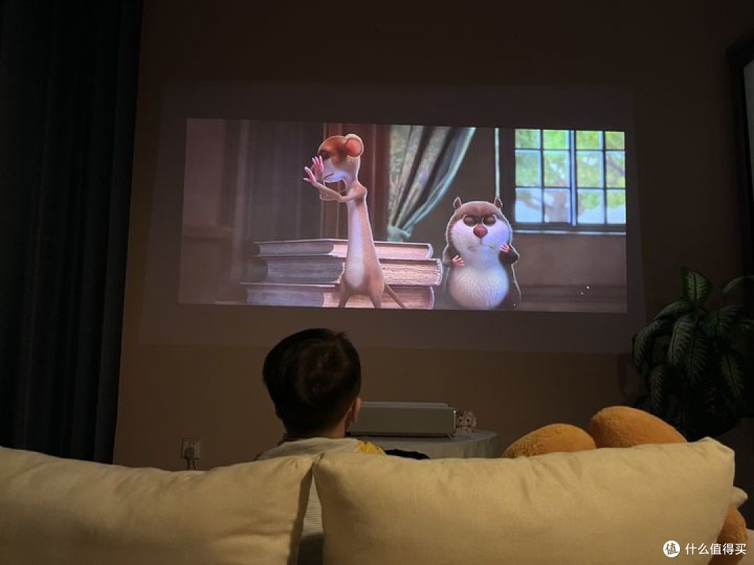 超短焦投影仪哪款好？极米M1超短焦投影仪值得入手吗？极米超短焦艺术投影M1测评分享~