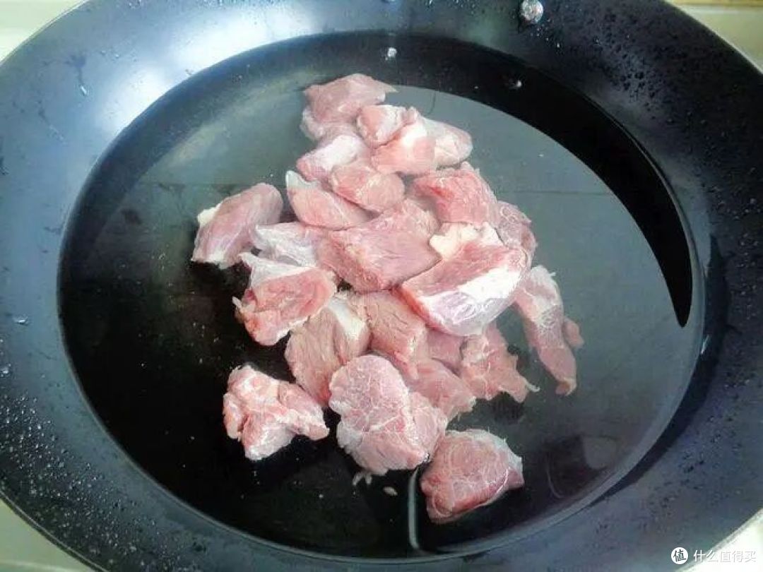 牛肉用热水焯水还是冷水焯水？