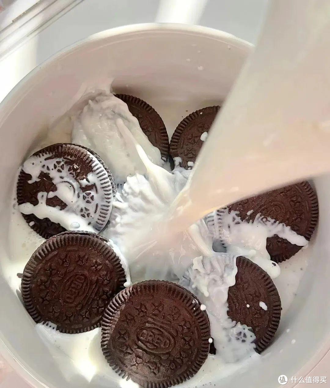 联名奶茶、搭配冰淇淋……奥利奥怎么把自己从饼干变成甜品原料？