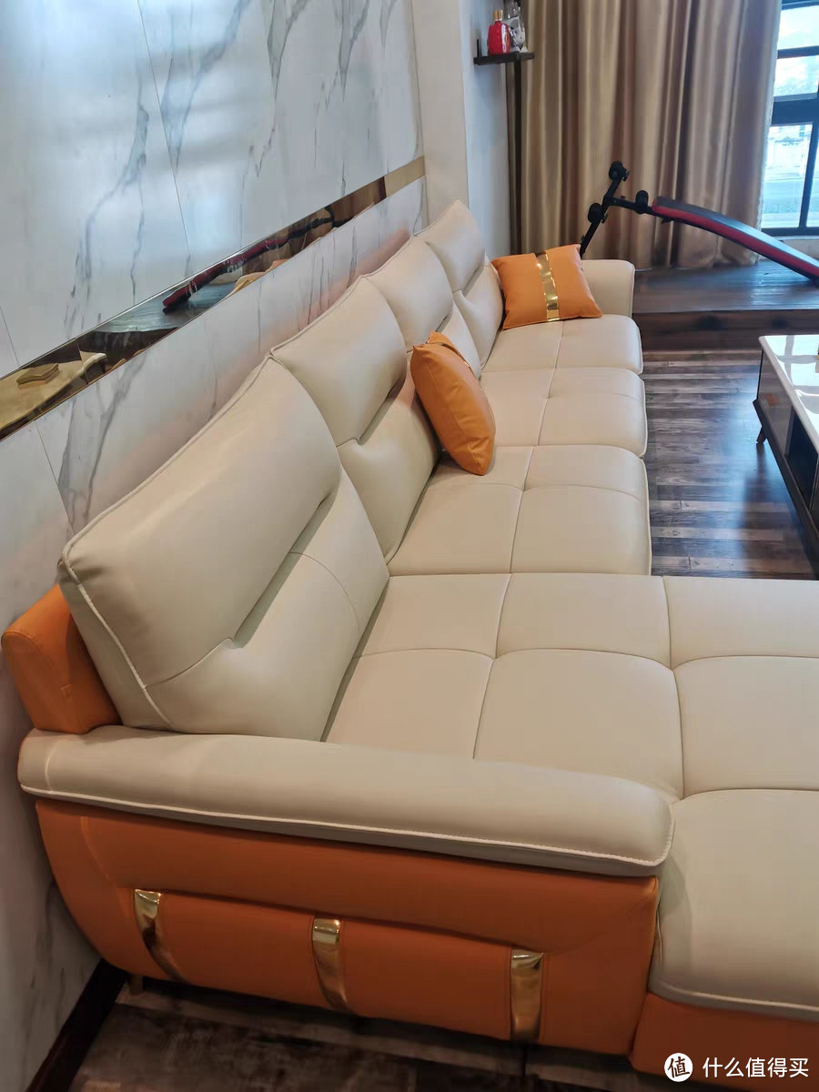 轻奢真皮沙发：小户型客厅的整装艺术