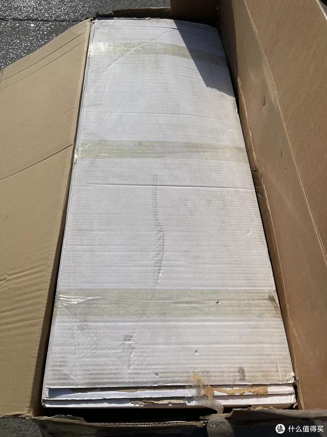 白色的纸箱是原厂的包装