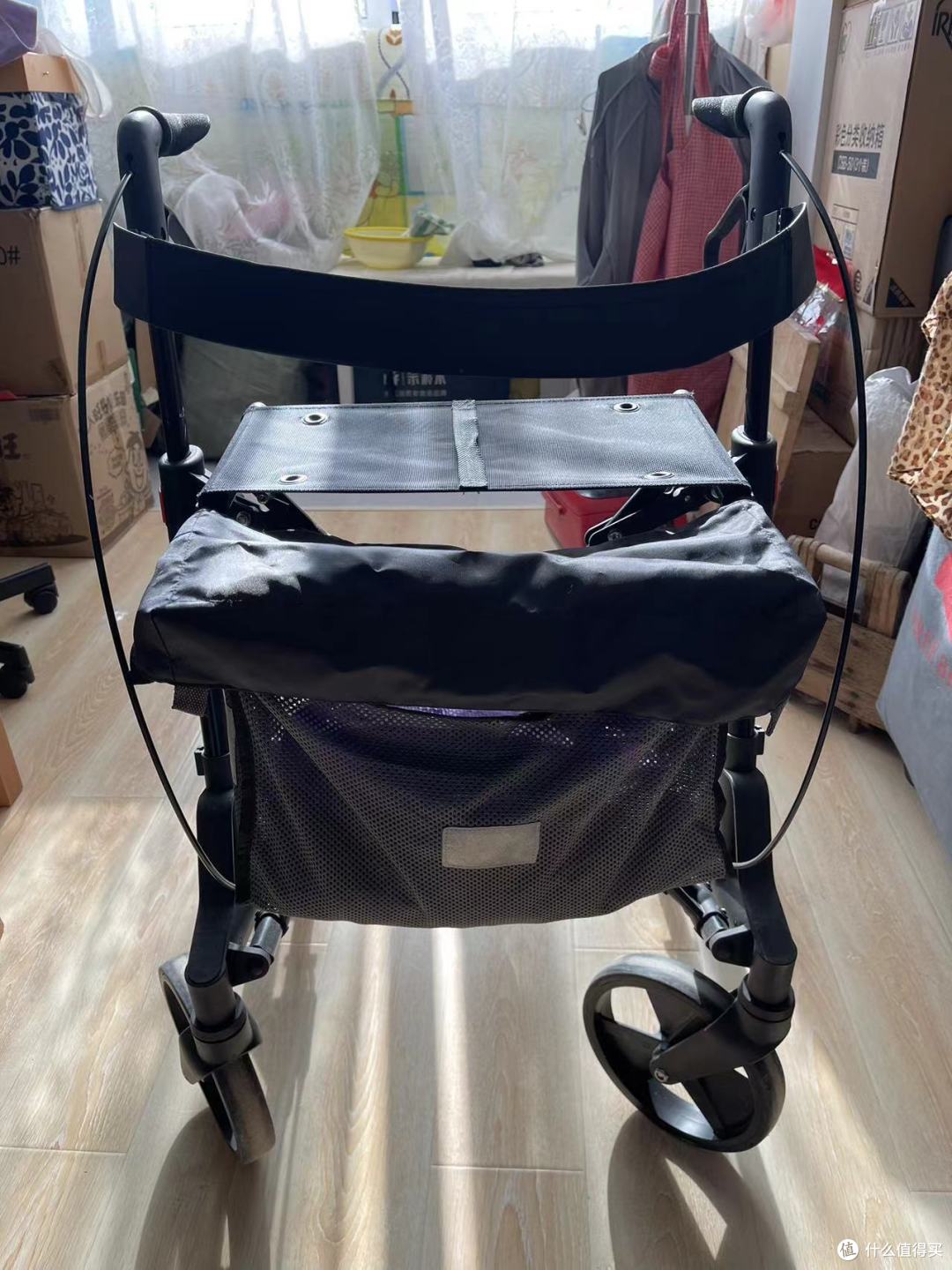 展开的状态，前面是一个购物袋可以放一些物品