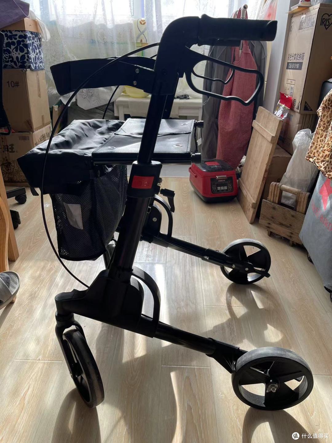 侧面展开老人在四个轮子中间行走，看起来比较稳妥