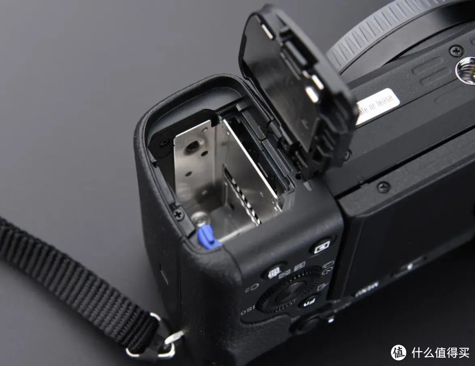 为什么主流手机电池早已不可私拆，专业相机却仍旧采用可拆卸电池？
