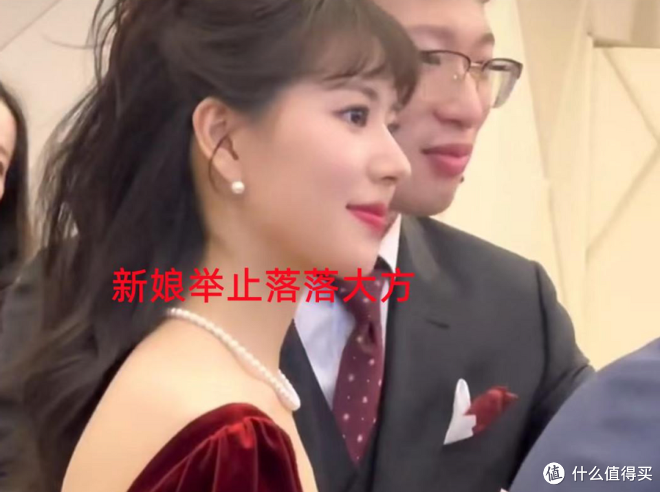 婚礼上，新郎护着新娘，搂着不松手，网友：这颜值骑我脖子上都行