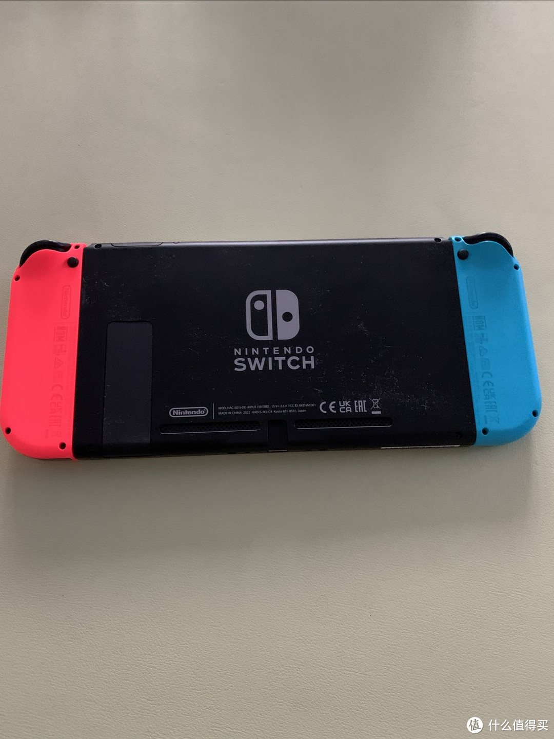 (Switch主机全球销量遥遥领先)双旦送给家人一台switch游戏机,一起玩游戏,度过快乐时光。